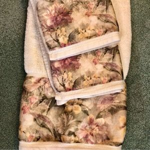 CROSCILL DECORATIVE TOWEL WITH TWO HAND TOWELS
